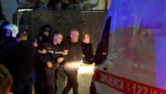 Protestuesit i vendosën flakën Komisariatit nr.3, lëndohet një efektiv policie! Merret me ambulancë