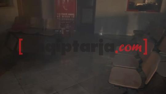 U sulmua me molotov nga protestuesit, Report Tv brenda komisariatit numër 3, xhamat të bëra copash