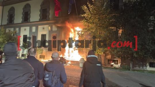 Kaos te Ministria e Brendshme, dera kryesore në flakë! Protestuesit hedhin fishekzjarre dhe molotov