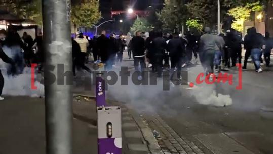 Selia e PS sërish në shënjestër, protestuesit hedhin kapsolla (VIDEO)