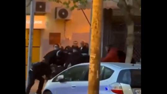 E rëndë, protestuesit dhunojnë efektivin e policisë! E shtrijnë në tokë dhe e rrahin (VIDEO)