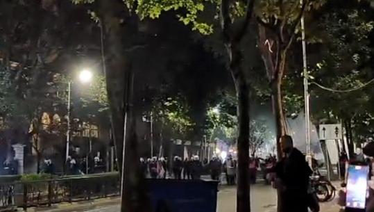 Protestuesit marshim në 'rrugën e Kavajës', policia i ndjek nga pas 