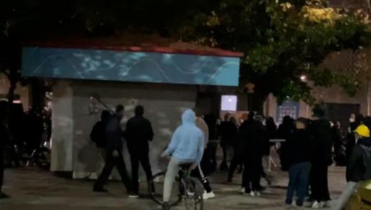 Protesta, kioskat sërish në shënjestër të protestuesve! Tentojnë t'i vënë flakën njërës në qendër 
