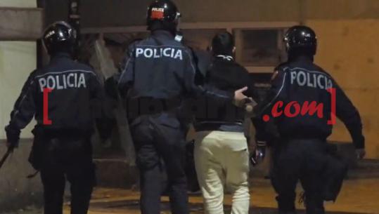Sulmet me molotovë dhe sende të forta pranë Ministrisë së Brendshme, Policia shoqëron disa protestues