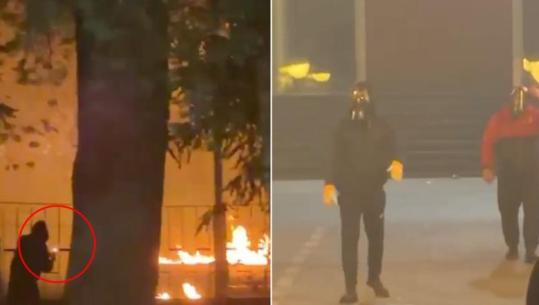 Report Tv sjell pamjet, ja protestuesit me maska brenda në selinë e PD! Njëri ndez molotov dhe ia hedh policëve, të tjerë brenda në zyra