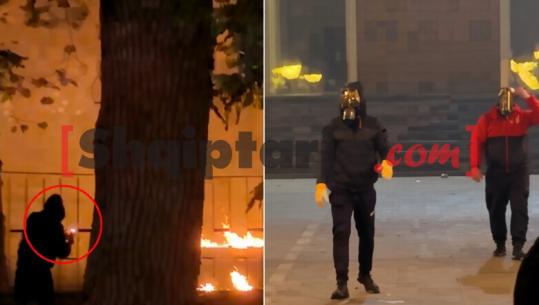 Report Tv sjell pamjet, ja protestuesit me maska brenda në selinë e PD! Njëri ndez molotov dhe ia hedh policëve, të tjerë brenda në zyra