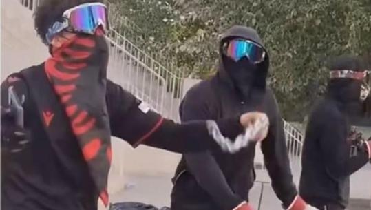 Protestat e dhunshme në Tiranë, të rinjtë kërcejnë para policisë mes kaosit te Bulevardi