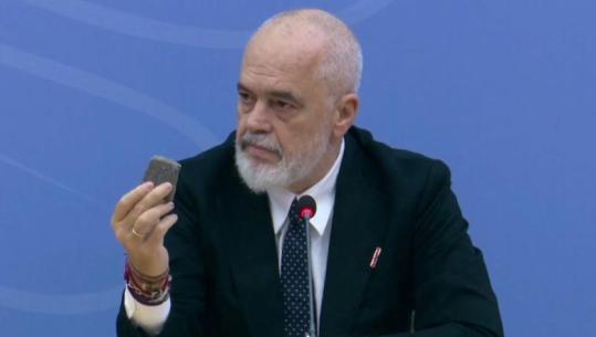 Rama nxjerr gurin e përdorur në protestë: Me këtë nuk negociohet. Shqipëria bëhet me studentë, jo me terroristë