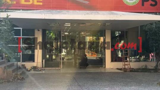 Aktet vandale, punonjësit e Bashkisë pastrojnë ‘Sheshin Skënderbej’ nga gurët e hedhur nga protestuesit! Riparohen edhe dëmet në selinë e PS