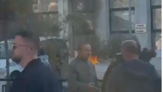 Protestat në Rubik dhe Kurbin, protestuesit pa maska bllokojnë rrugën! Sulmohet Bashkia me gurë dhe molotovë