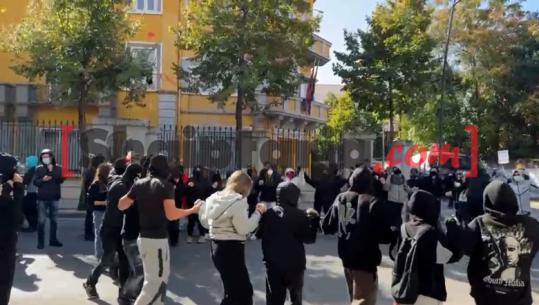 Pas akteve të dhunës mbrëmë, protestuesit e maskuar mblidhen para Ministrisë së Arsimit! Ia marrin valles në mes të rrugës