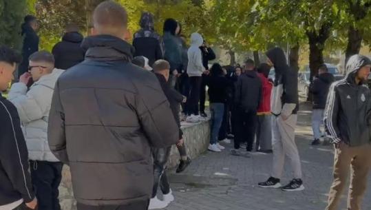 Protestuesit në Korçë vijojnë marshimin mes thirrjeve 'Bashkohuni me ne' dhe 'Rama ik'