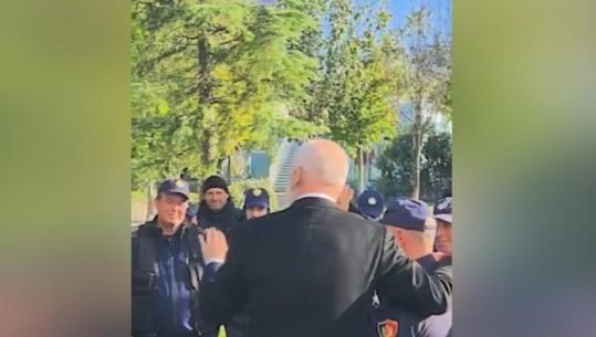 'Jeni më të mirët!' Rama mes efektivëve të policisë të angazhuar në mbrojtje të rendit: Durim me të rinjtë, forcë me gurëhedhësit dhe zjarrvënësit e maskuar! 