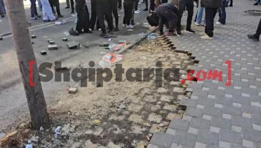 Nis aksioni i protestuesve / Të rinjtë me maska shkulin pllakat para Ministrisë së Arsimit