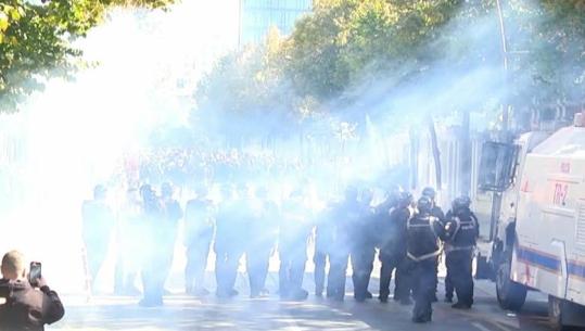 Protestuesit rinisin ‘ritualin’ e sulmeve me gurë e fishekzjarrë ndaj efektivëve, policia përgjigjet me gaz lotsjellës   