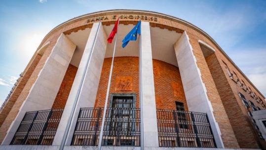 Sulmet ndaj bankave dhe bankomatëve gjatë protestave, Banka e Shqipërisë qetëson qytetarët: Kursimet janë të sigurta, pagesat nuk janë ndërprerë