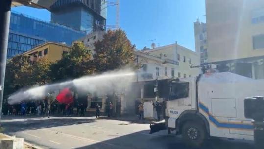 Pas sulmeve me gurë, policia shpërndan protestuesit me ujë me presion te 'rruga e Durrësit'!