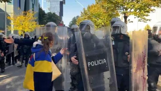 Protestuesja del para kordonit të policisë për t'i penguar të shkojnë drejt protestuesve