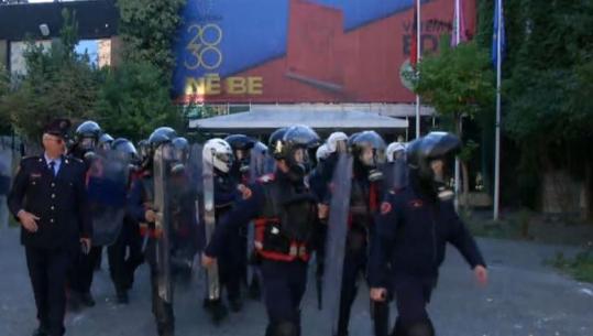 Pas sulmit të protestuesve, policia merr masa, kordon sigurie te selia e PS