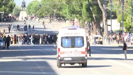 Policia ndjek ‘këmba-këmbës’ protestuesit, përplasjet zhvendosen në bulevard