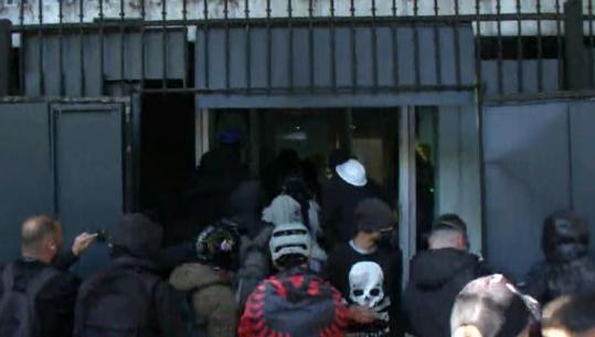 Protestuesit sulm Gjykatës së Apelit, thyejnë e shkatërrojnë xhamat! Një pjesë futen brenda