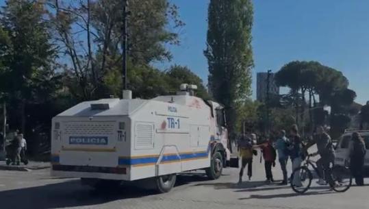 Pasi tentoi të pengonte policinë, protestuesja del para ujëhedhëses’