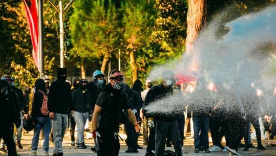 Protesta e dhunshme në Tiranë, plagoset një gazetar grek në Rrugën e Durrësit! Dyshohet se u godit nga gurët e lëshuar drejt policisë
