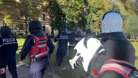 Sulmi te Blloku i Ministrive, një efektiv policie lëndohet nga sulmi me gurë