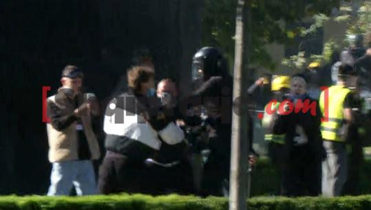 Protestuesit sulme te blloku i ministrive, policia nis me shoqërimet