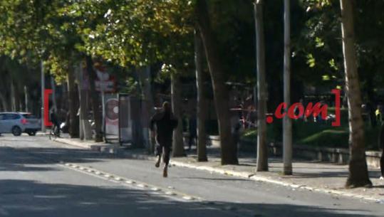 Protestuesit rrethojnë policët, i riu u shpëton nga duart dhe ia mbath me vrap! Tentojnë të pengojnë shoqërimet