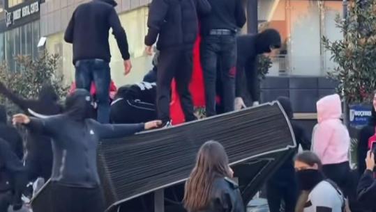  Protestuesit e maskuar përdhosin monumentin 'Lahuta e Malcis' në Lezhë! Pjerin Ndreu: Fali o Zot, se s’dinë ç’bëjnë!