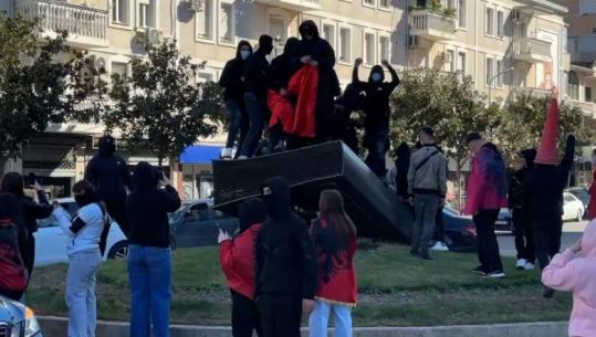 Të maskuarit e vandalizuan, Shalsi për monumentin e ‘Lahutës së Malcis’: Injorancë apo skenar? Si lufton për të ardhmen kur s’njeh krenaritë e vendit?