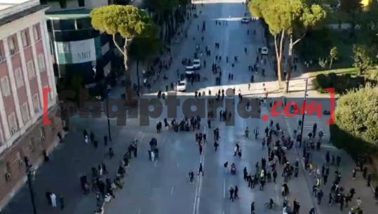 Pamje me dron/ Zvogëlohet numri i protestuesve në sheshin para kryeministrisë