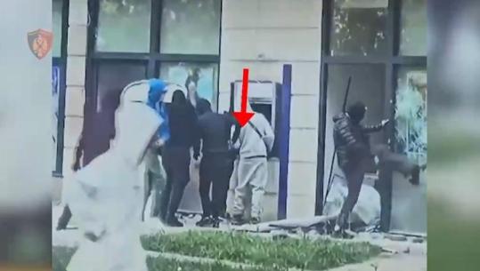 Protestat e dhunshme/ Thyeu dhe plaçkiti bankomatin në Tiranë bashkë me persona të tjerë, arrestohet 15-vjeçari