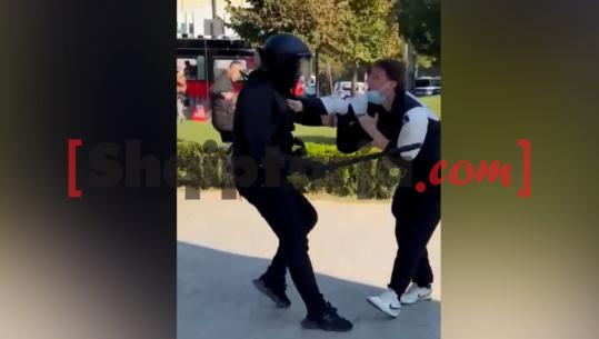  ‘Nuk isha në protestë o vëlla, s’kam bërë gjë’, efektivi i ‘Operacionales’ i përgjigjet me shkop gome të riut