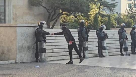Protestuesi i maskuar u dërgon puthje policëve, përshëndetet me grusht me efektivin