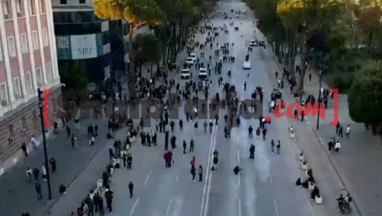 Strategjia e re/ Mësynë te Apeli, 5 protestues të arrestuar! Policia ndërhyn shpejt e i ndjek me forca të shtuara, grupi i maskave shpërndahet për 2 orë! Një grusht para Kryeministrisë