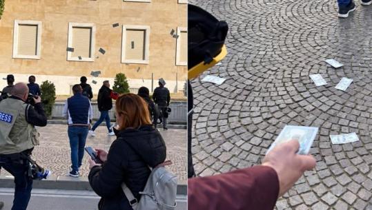 'Apo i doni në euro?', protestuesi nxjerr tufën me dollarë dhe ua hedh policëve para Kryeministrisë!