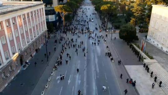 Strategjia e re/ Mësynë te Apeli, 5 protestues të arrestuar! Policia ndërhyn shpejt e i ndjek me forca të shtuara, grupi i maskave shpërndahet për 2 orë! Një grusht para Kryeministrisë