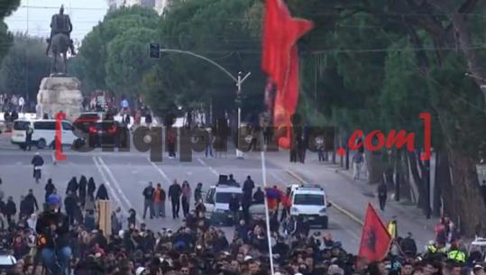 LIVE TV- Strategjia e re/ Mësynë te Apeli, 5 protestues të arrestuar! Policia ndërhyn shpejt e i ndjek me forca të shtuara, grupi i maskave shpërndahet për 2 orë! Një grusht para Kryeministrisë