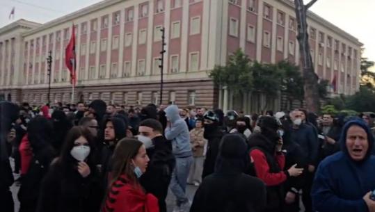 LIVE TV- Strategjia e re/ Mësynë te Apeli, 5 protestues të arrestuar! Policia ndërhyn shpejt e i ndjek me forca të shtuara, grupi i maskave shpërndahet për 2 orë! Një grusht para Kryeministrisë