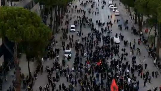 LIVE TV- Strategjia e re/ Mësynë te Apeli, 5 protestues të arrestuar! Policia ndërhyn shpejt e i ndjek me forca të shtuara, grupi i maskave shpërndahet për 2 orë! Një grup në bulevard