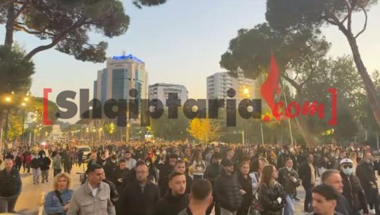 Deputeti demokrat Saimir Korreshi i bashkohet protestës në Tiranë