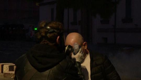 Protestuesi ‘sfidon’ gazin lotsjellës, rri pa maskë para efektivëve! Një tjetër i lan fytyrën me ujë fiziologjik