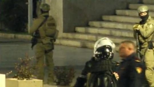 Protesta e dhunshme në Tiranë/ Të armatosur ‘deri në dhëmbë’, forcat speciale RENEA zbarkojnë pranë Kryeministrisë