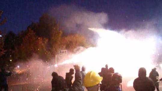 LIVE TV- Mësynë te Apeli, 5 protestues të arrestuar! Ndahen në grupe, disa te bulevardi e të tjerë marshojnë! ‘Breshëri’ fishekzjarresh e molotovësh policisë