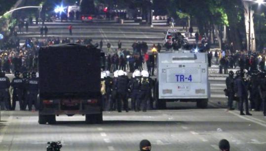 Protesta e dhunshme/ 8 të lënduar gjatë orëve të fundit, 4 prej të cilëve kalimtarë të rastit! Një prej të dëmtuarve i nënshtrohet ndërhyrjes kirurgjikale