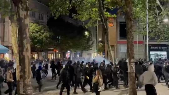 Kaos te 9-Katëshet në Tiranë, turma protestuesish me maska drejt bulevardit! Kapsolla dhe tym në rrugë