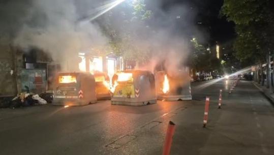 Vijon marshimi, protestuesit u vënë flakën koshave