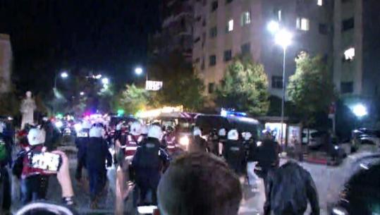 Protestuesit sulme me gurë policisë, hidhet ujë e gaz lotsjellës! Shpërndahen në rrugica
